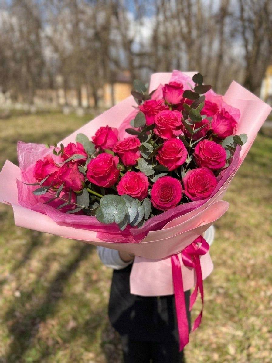Моно-букет из малиновых роз